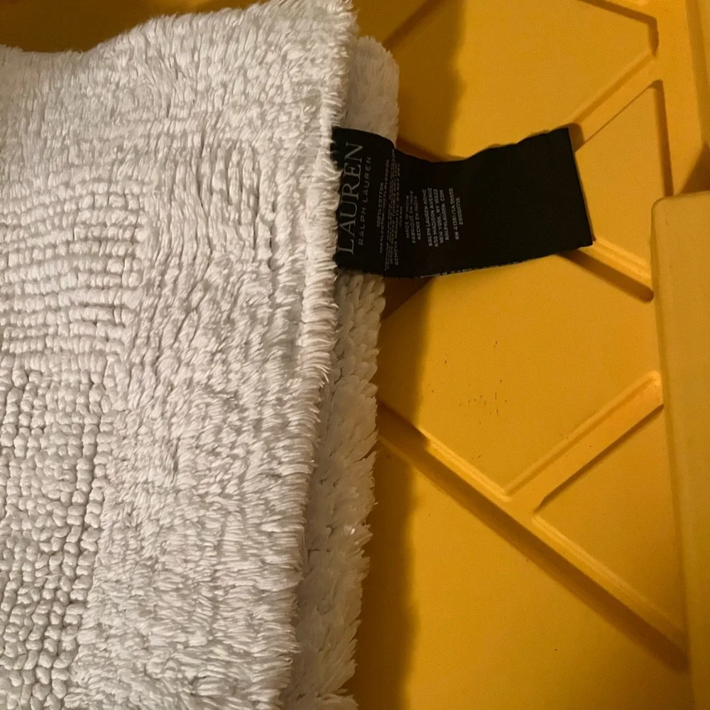 Ralph Lauren White Textured bath Rug/ Firm Price